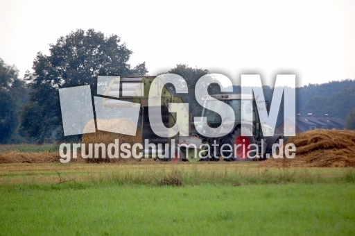 Traktor mit Heuballenmaschine_4.JPG